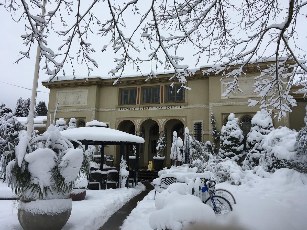 Hotel Mcmenamins Kennedy School Portland Exterior foto